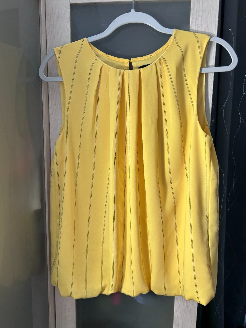 Women's Butter Yellow Liz Claiborne Sleeveless Blouse Pinstripe Size Medium